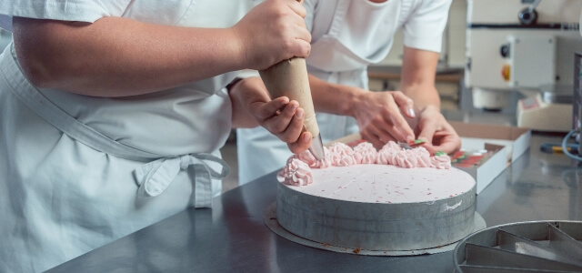 pâtissier faisant un gâteau