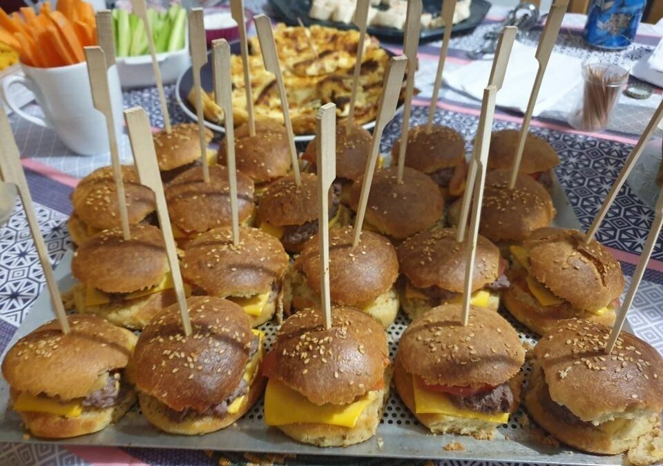 Buffet apéro dinatoire à la Plage de Rochelongue : votre boulangère vous régale !